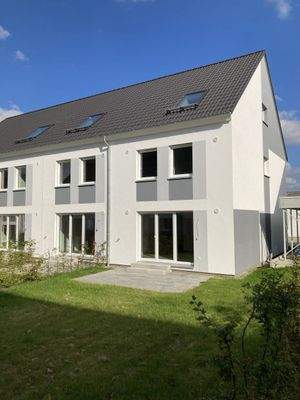 Modernes Eckhaus mit Garten