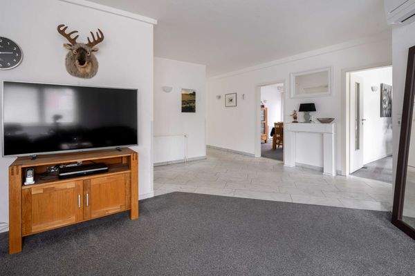 Wohnzimmer mit Blick in den Flur EG