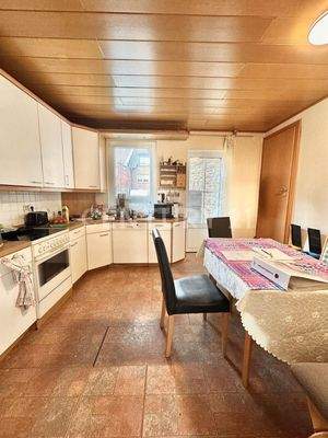 Küche mit Ausblick auf den Innenhof