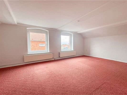 geräumiges Schlafzimmer OG