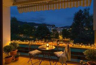 Balkon bei Nacht Ausstattungsbeispiel