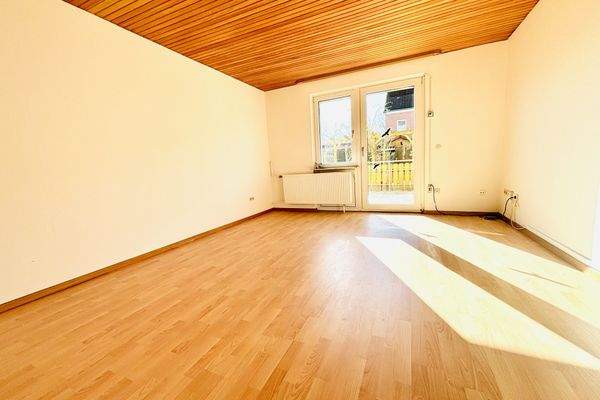 Wohnzimmer mit Zugang zum Garten