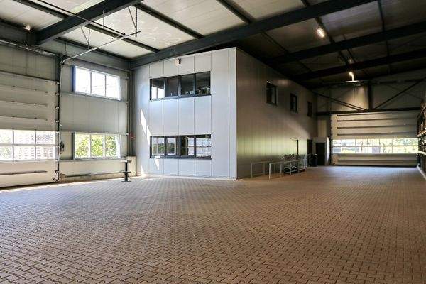 Halle 3 mit Bürotrakt an Halle 1