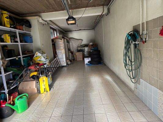 große Garage mit Lagerfläche