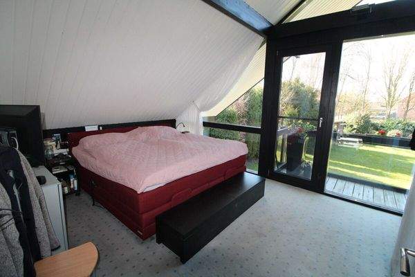 17 - Schlafzimmer mit Zugang auf den großen Balkon Gartenseite