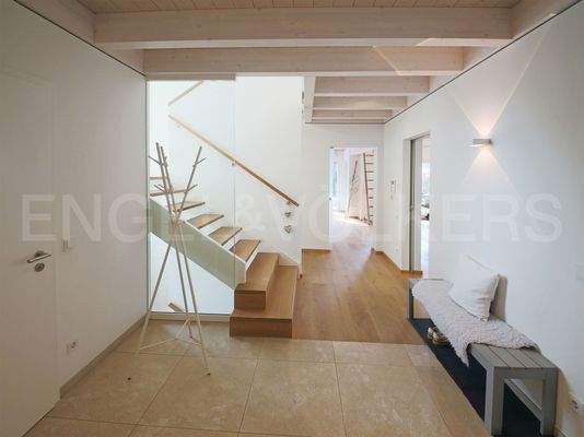 Eingangsbereich mit offener Holztreppe