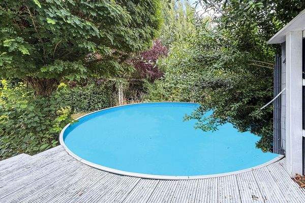 Garten mit Pool und Holzterrasse