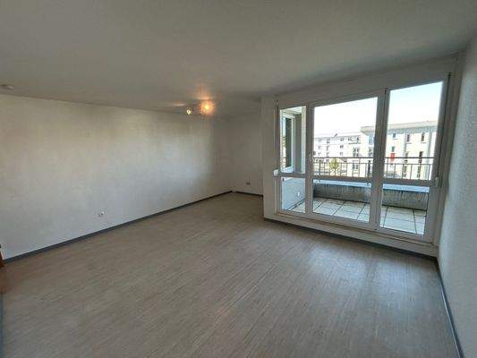 hell und freundlich: Wohn-/Esszimmer mit Blick auf die Terrasse