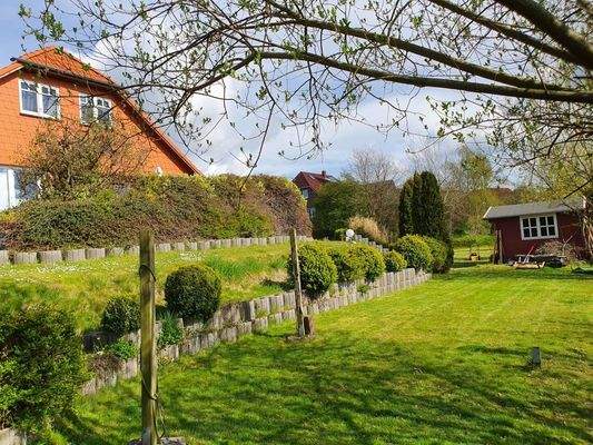 Rückansicht mit Gartenhaus