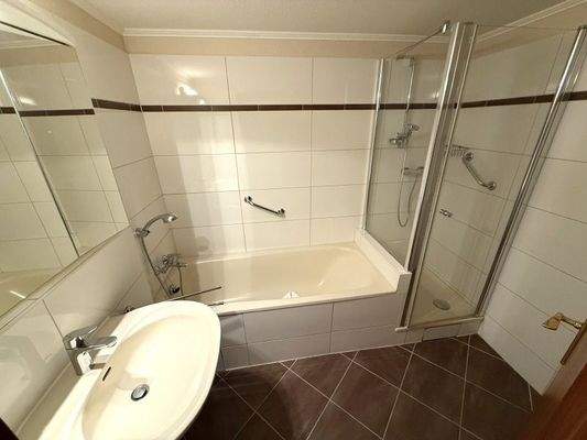 Bad mit Dusche und Wanne