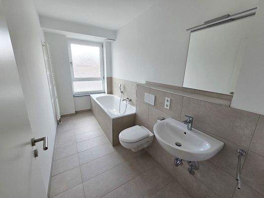 Tageslichtbad mit Wanne