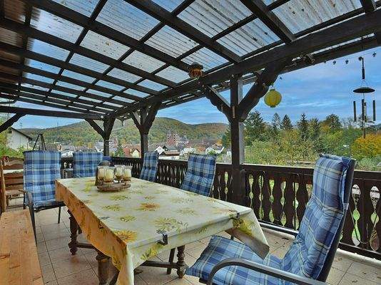 ... zum großen überdachten Balkon - ihr Sommer-Wohnzimmer...