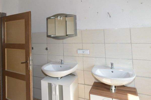 Doppelwaschbecken im Tageslichtbad im Obergeschoss