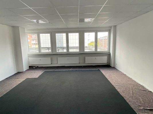 großes Büro mit Tageslicht