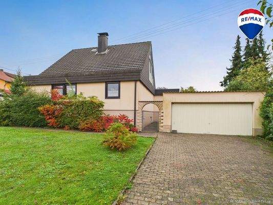 RE/MAX Immobilien DeLux Einfamilienhaus Wallerfangen-Oberlimberg Front mit Garage