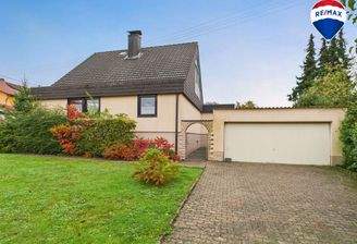 RE/MAX Immobilien DeLux Einfamilienhaus Wallerfangen-Oberlimberg Front mit Garage