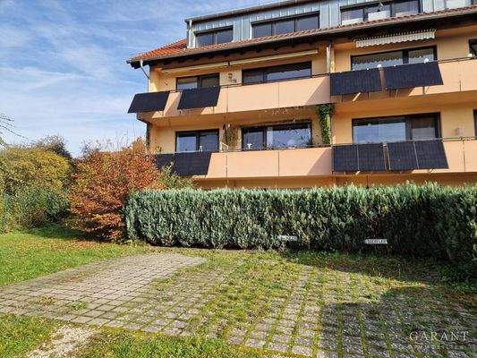 Hausansicht mit zusätzlichem Stellplatz (links)