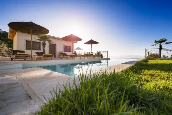 Luxury-Villas-Lefkada-Infinity-Pool-und-Garten7.jp