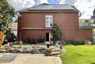 Seitenansicht mit Terrasse