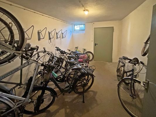32-Fahrradkeller.JPG