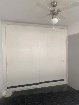 großer Kleiderschrank