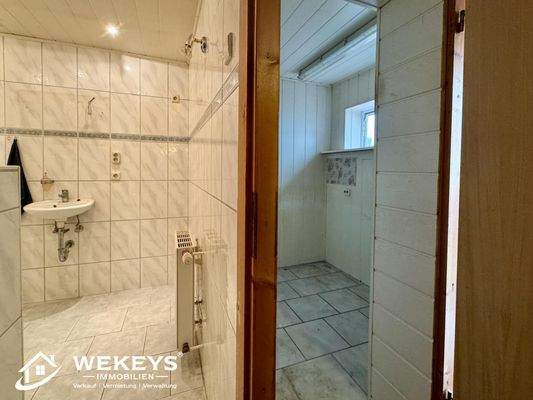 Sicht ins Bad und Abstellkammer