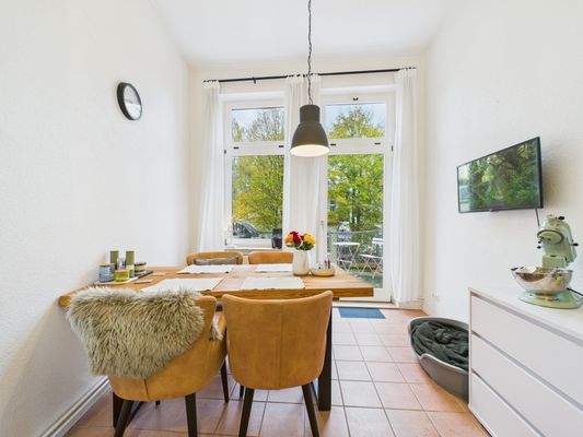 Küche mit Zugang zum Balkon