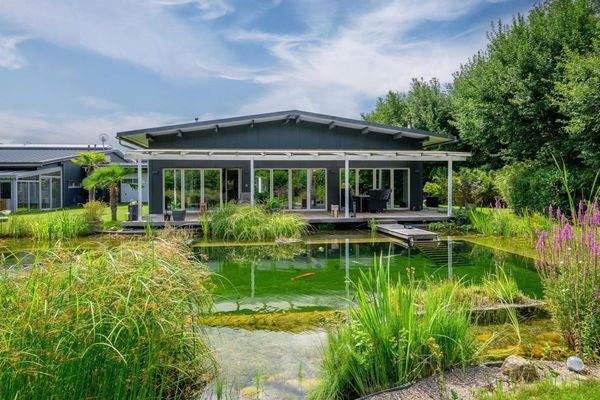 Garten mit Schwimmteich