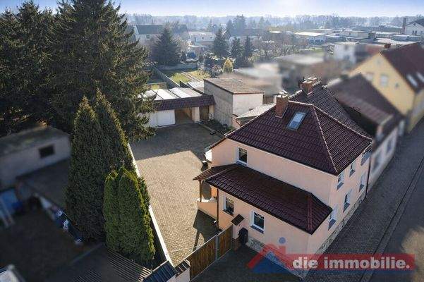 Luftaufnahme mit Hof und Nebengebäude