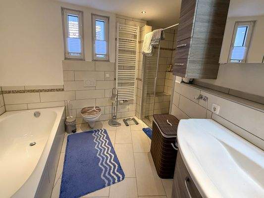 Badezimmer mit Wanne & Dusche