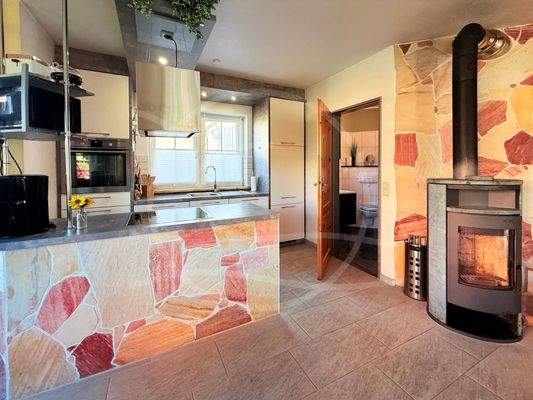 Küchentheke und Kaminatmosphäre.jpg