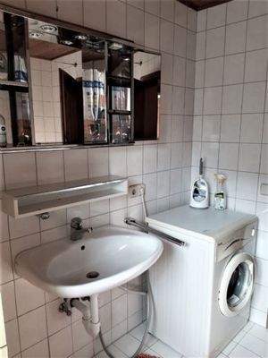 Tageslichtbad mit Waschmaschine und Wanne B1