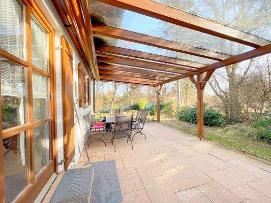 Sonnige Gartenterrasse