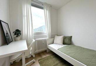 Helles WG-Zimmer mit Bett