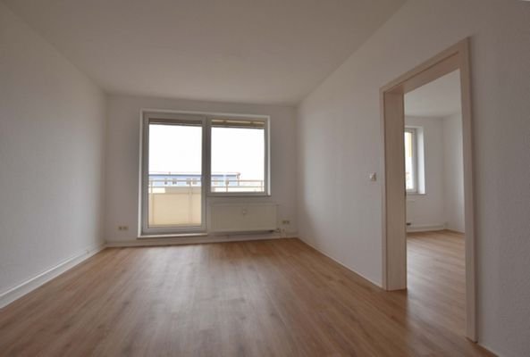 Wohnzimmer mit Balkon ins Grün