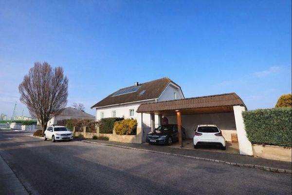 Hausansicht_mit_Carport