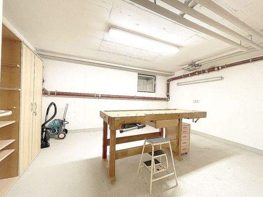 Großer sauberer Abstellraum im Untergeschoss