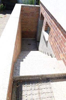 Massive Außentreppe (Keller)