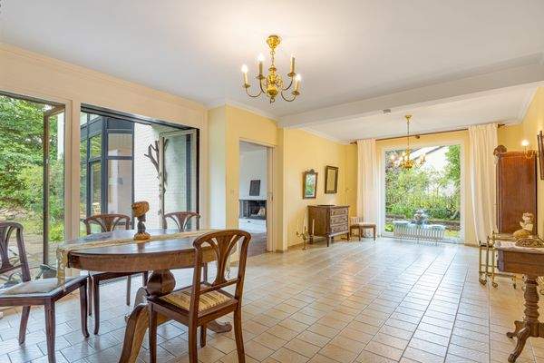 mit hellen Fensterfronten