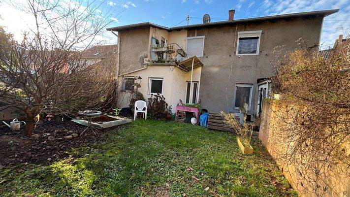 Rückseite und Garten zum Haus 