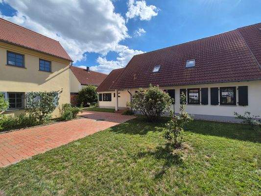 Hof mit beiden Häusern