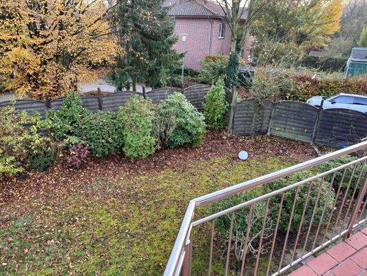 Blick vom Balkon in den Garten