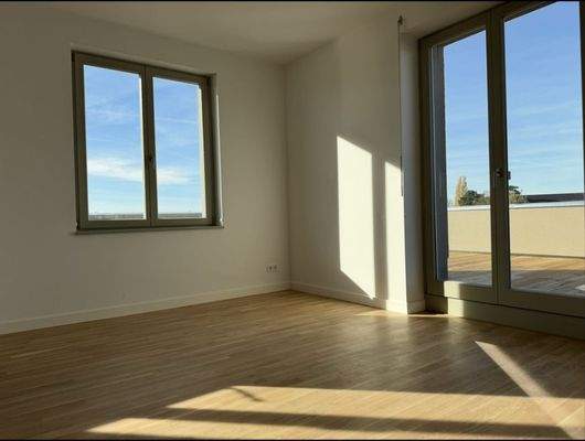 Helles Zimmer mit Balkon