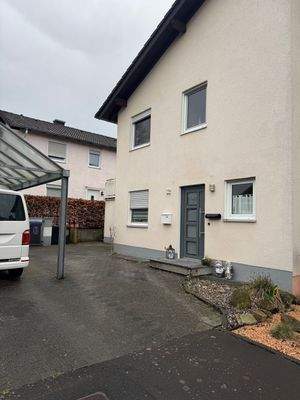 Eingangsbereich mit Carport