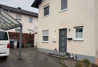 Eingangsbereich mit Carport