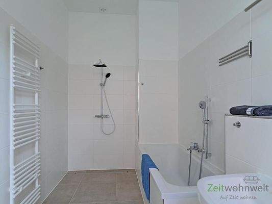 Wanne und bodentiefe Dusche