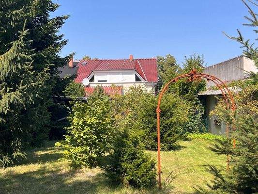 Garten mit Blick zum Haus