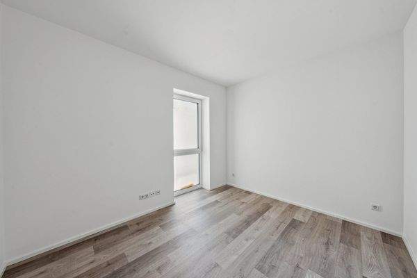 Schlafzimmer mit Fenster nach Westen