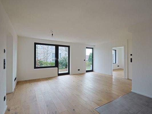 Schöner Wohn-/Essbereich mit offener Küche