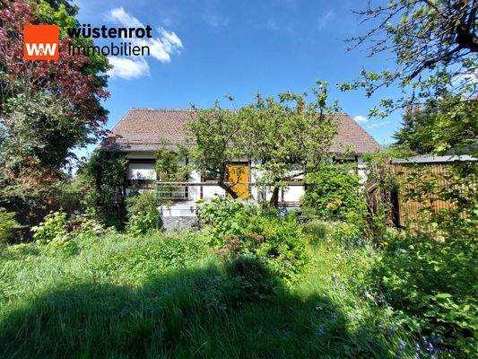 Hausansicht mit Garten